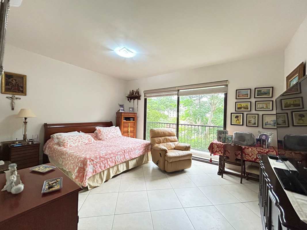 Elegant bedroom with private bathroom garden view at Embassy Club Clayton Panama