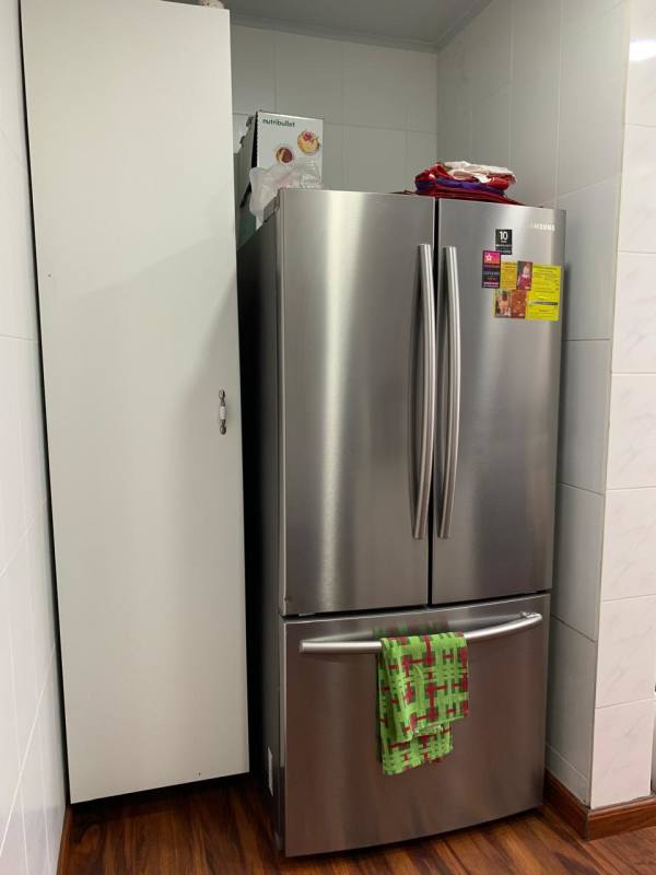 Modern kitchen with stainless steel fridge, white cabinets and granite countertop in PH El Cangrejo Plaza Panama