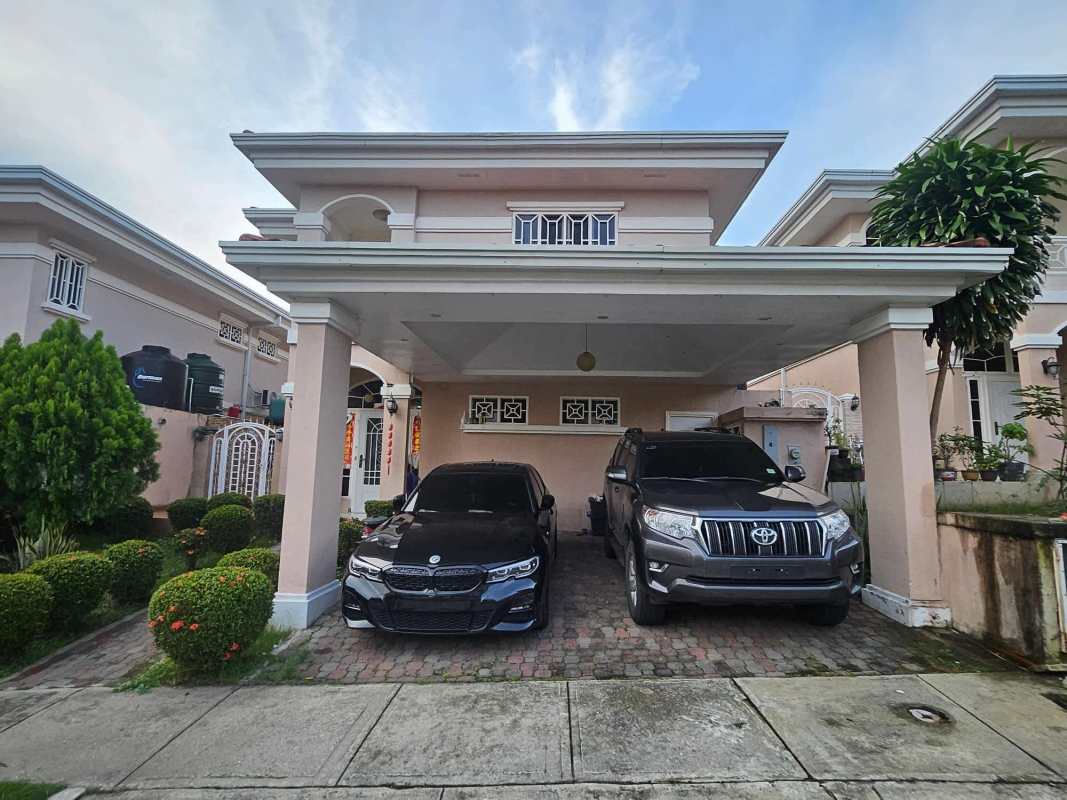 Two-story house with covered garage in Altos del Country Condado del Rey Panama