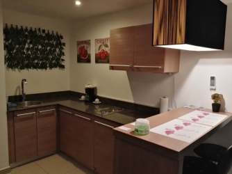 Modern kitchenette with breakfast bar and greenery decor at PH Town Center Playa Blanca