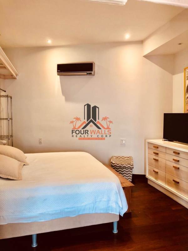 Spacious bright bedroom closet Colonial PH Jerónimo Casco Viejo rent