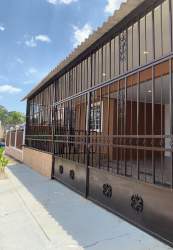 Bedroom with blue walls, wood floor, split AC, and built-in closet at La Arboleda La Chorrera