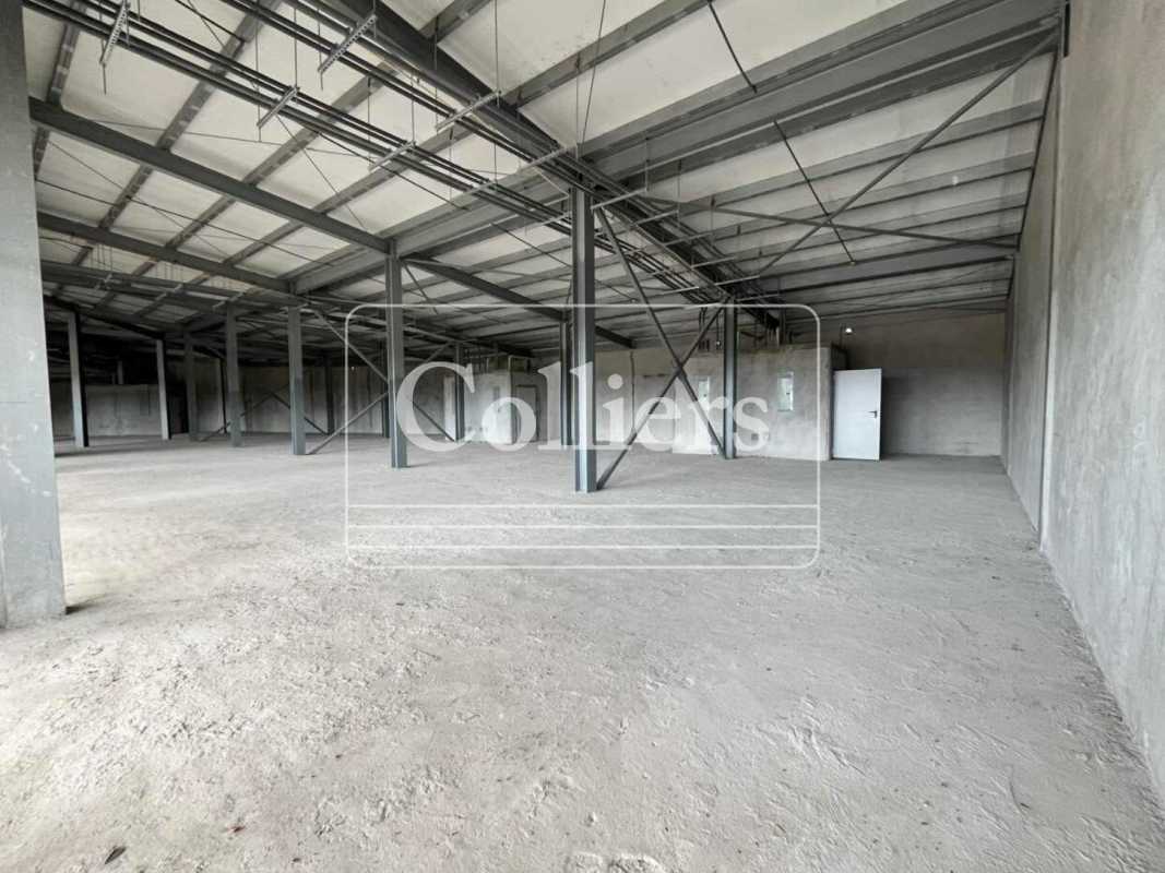 Open warehouse-like commercial shell space in Plaza Villalobos Panama
