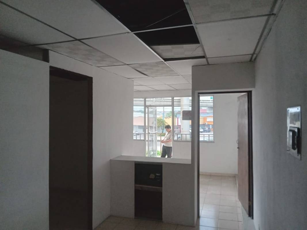 Bright entry reception area with tiled floor partition window inside commercial office space for rent in 24 de Diciembre Panama
