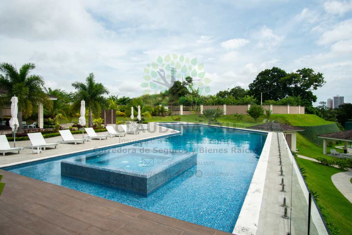 Cozy family den area upstairs in duplex home PH Altos del Parque San Miguelito