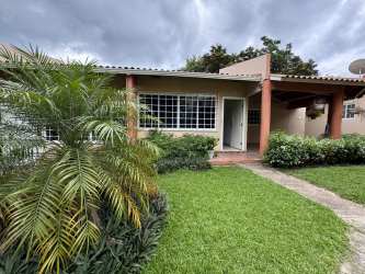 Community swimming pool with jacuzzi PH Tropical Village Punta Barco