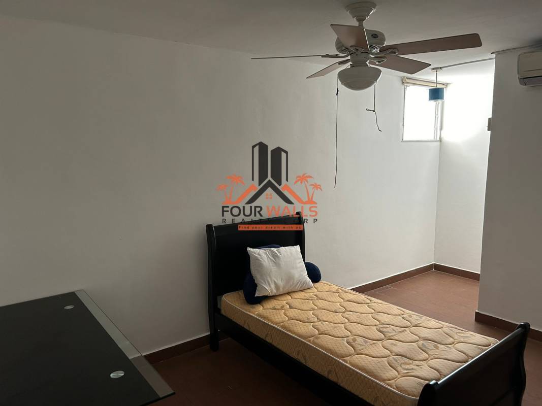 Bedroom with AC, ceiling fan and minimalist decor in PH Mediterráneo El Cangrejo