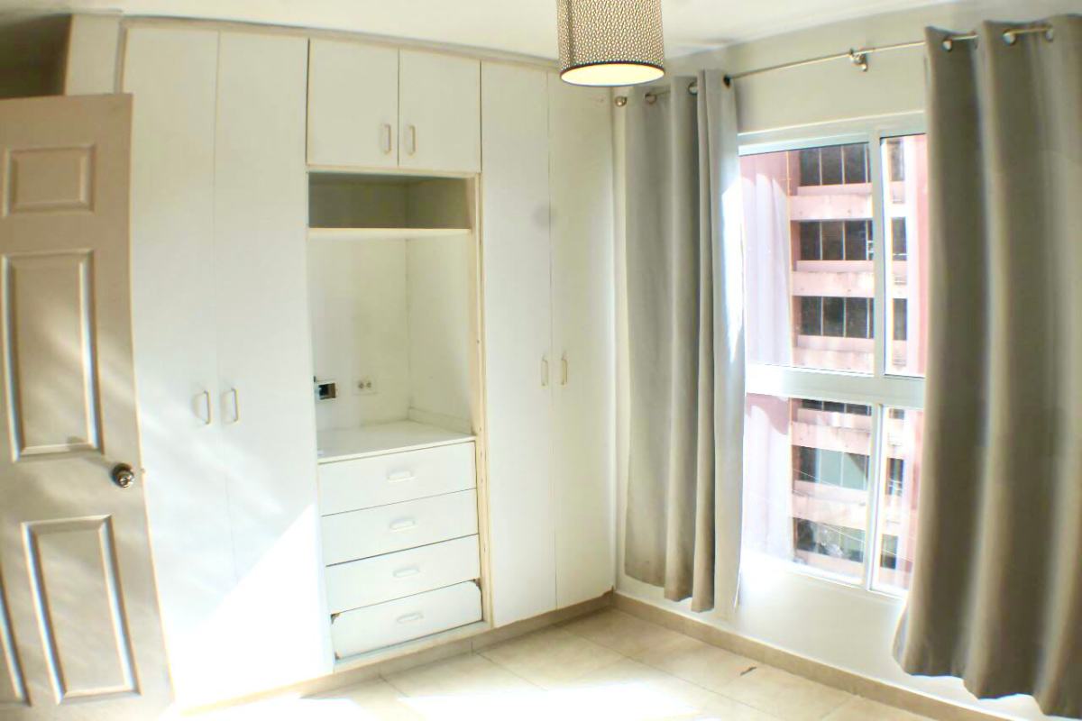 Spacious bedroom with wardrobe, tile floor and window in PH Villa de las Fuentes Panama