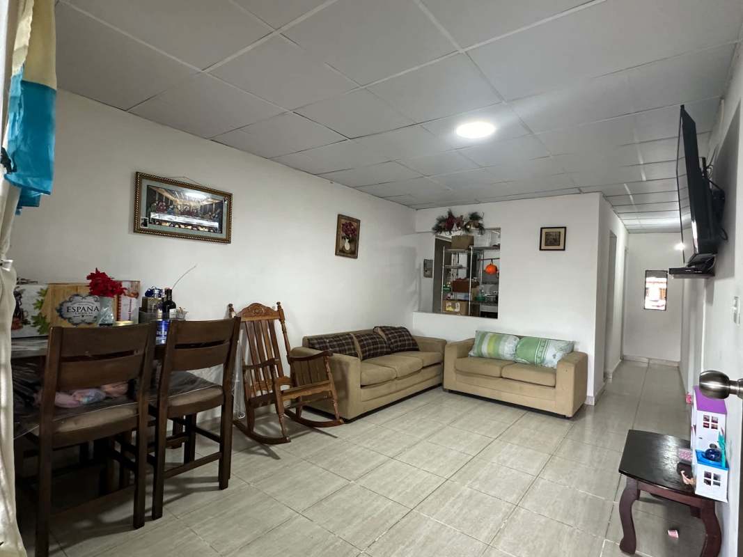 Cozy bedroom with built-in closet and ceramic tile floors Villas de Las Acacias Don Bosco Panama