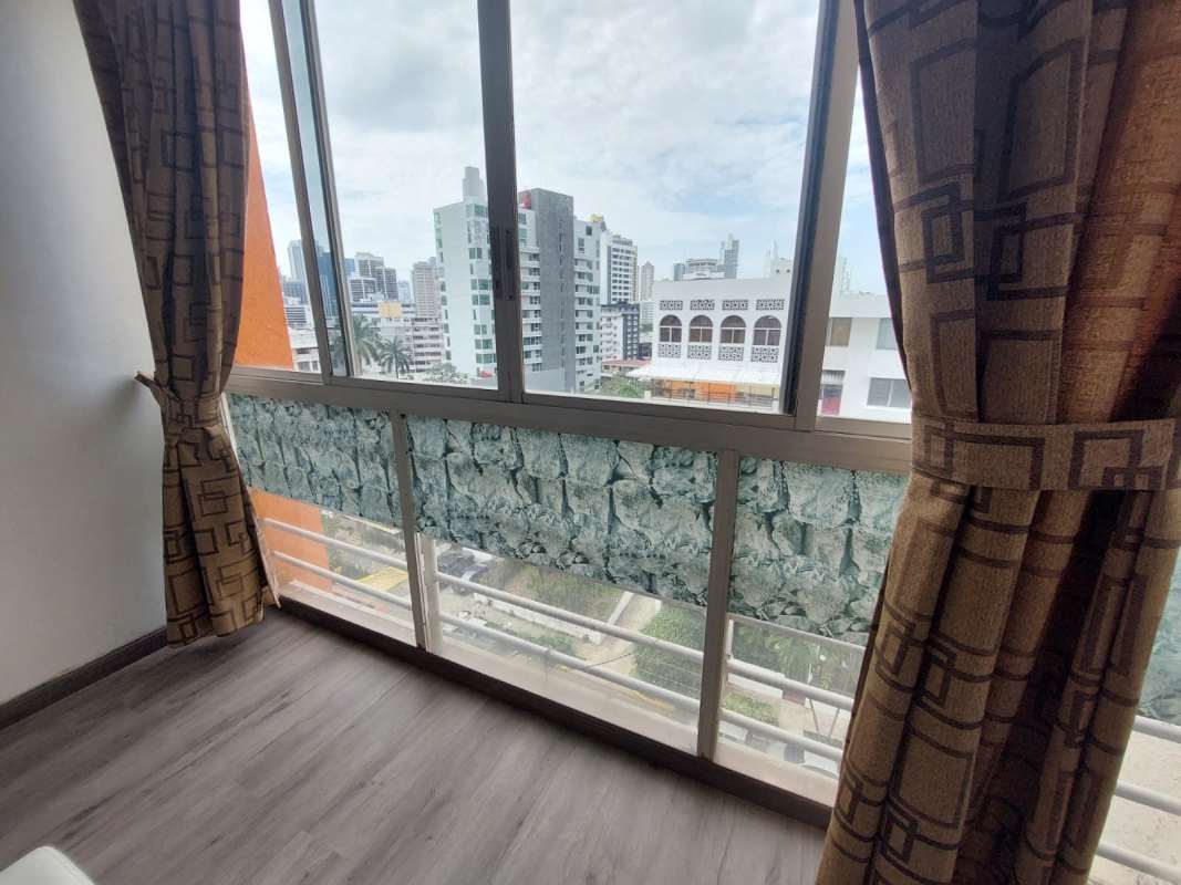 Dining room with round wooden table, four chairs, console, split AC in PH El Cangrejo