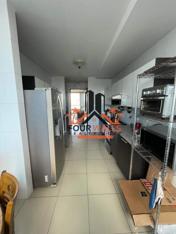 Spacious balcony with glass railing and skyline views at PH Forum El Cangrejo