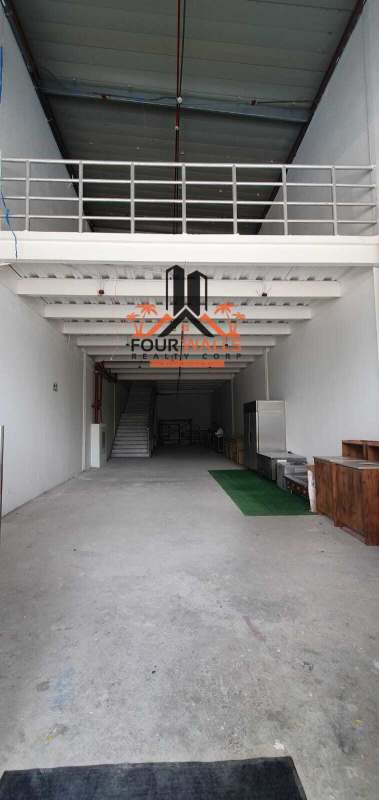 Warehouse style interior with mezzanine double height for retail or office in CentroMall Obarrio Panama
