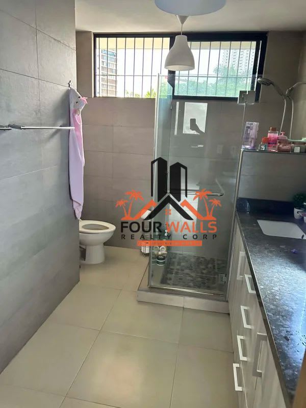 Modern bathroom glass shower, vanity PH Diplomático Obarrio Panama