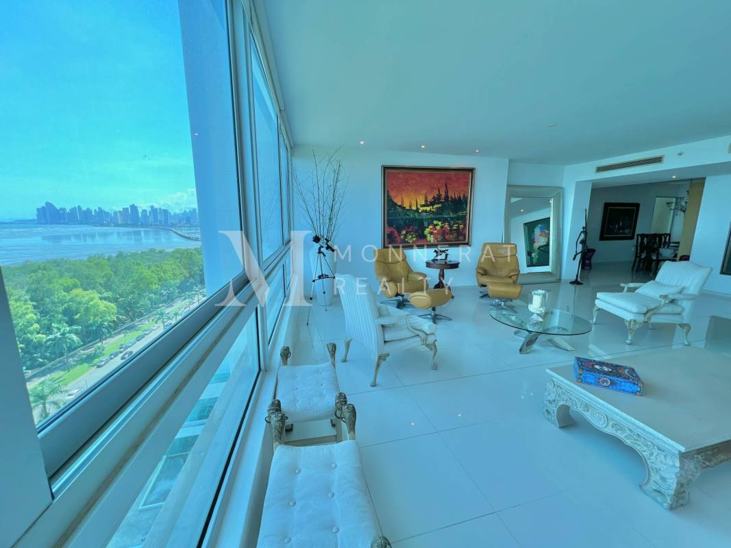 Spacious living room with floor-to-ceiling windows and ocean view at PH Altamar Costa del Este