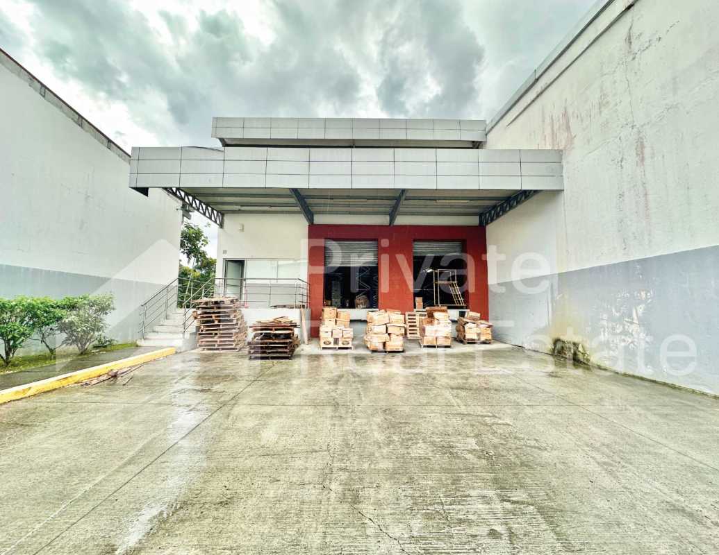 Covered loading dock exterior industrial warehouse Tocumen Panama