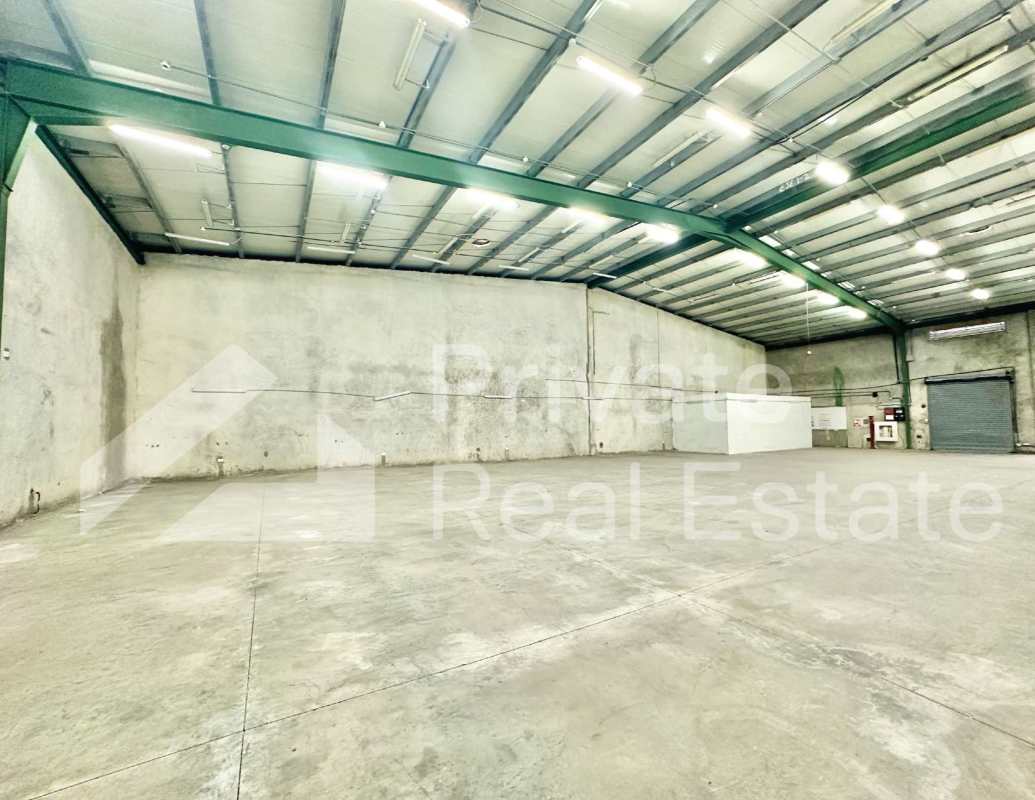 Spacious empty warehouse with concrete floor and exposed steel beams in Tocumen Las Mañanitas