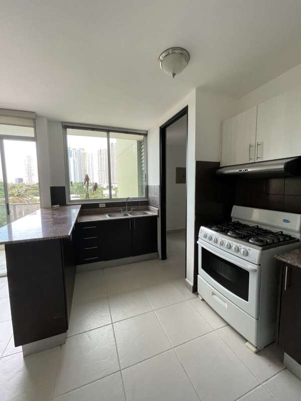 Spacious bedroom with tile floor, ceiling fan, AC, built-in closet in Panama apartment