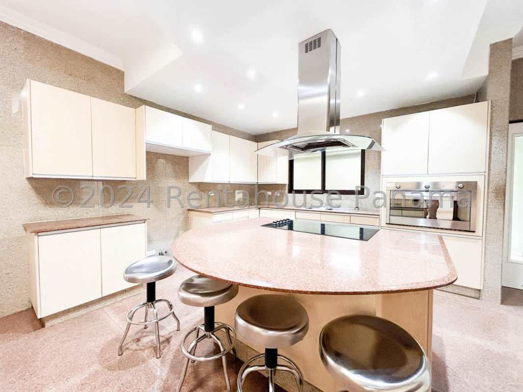 Bright living room with marble floors, high ceilings and large windows in PH Antigua Costa del Este