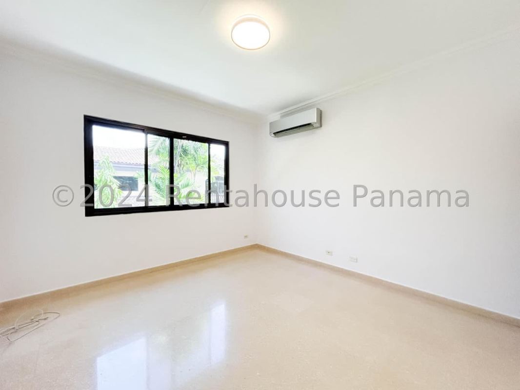 Spacious bedroom with ensuite bath overlooking garden in PH Antigua Costa del Este