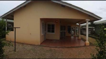 Covered terrace with garden view at house in Residencial Los Guayacanes Chitré Panama