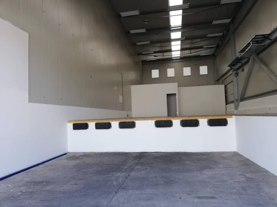 Interior industrial warehouse with concrete floor and high ceiling for rent in Panama