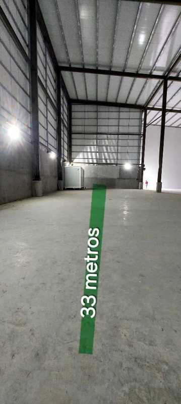 Empty industrial warehouse with 20m floor marking and large rolling shutter Tocumen