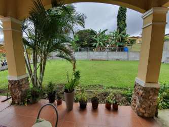 Living room with windows and natural light in house Villa Las Palmeras Arraiján Panama