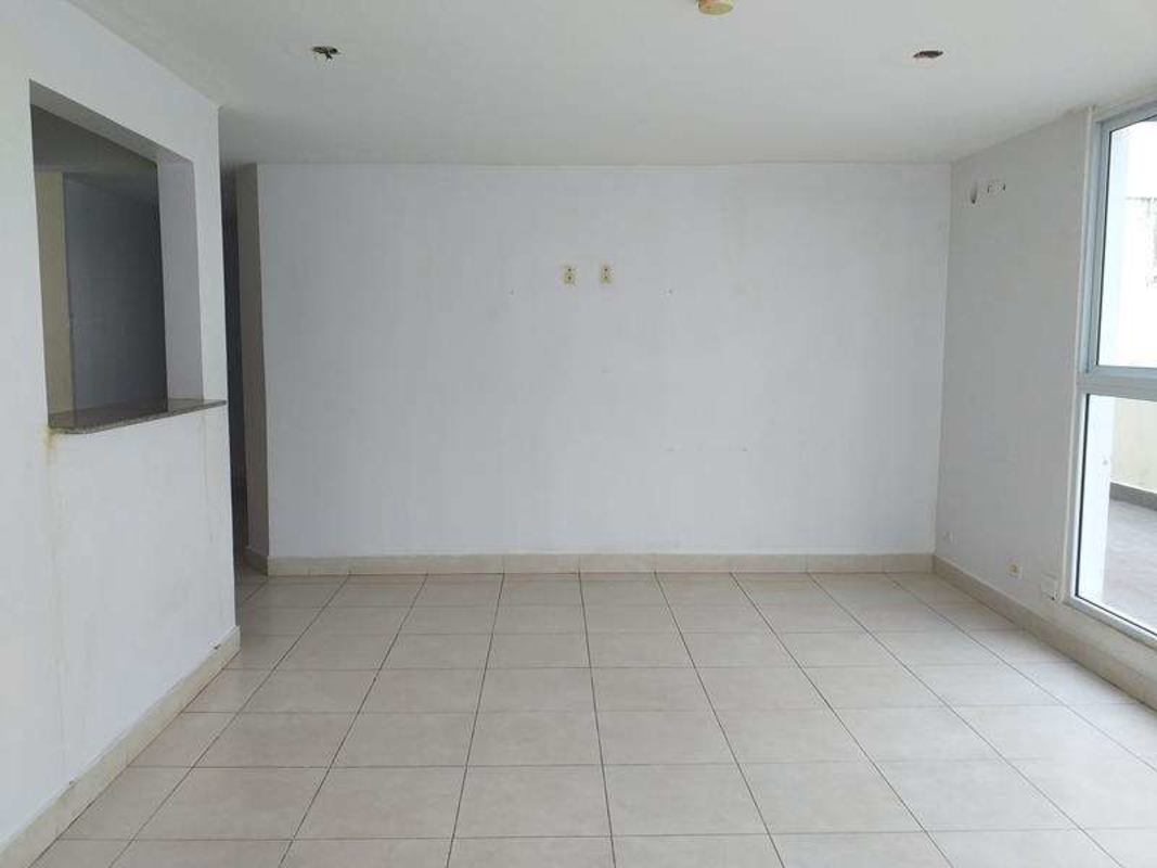 Bedroom with built-in wardrobe and window in PH Belview Tower Edison Park Panama