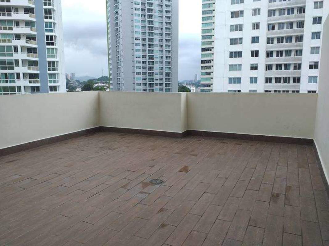 Private balcony terrace with panoramic city view at PH Belview Tower Edison Park Panama