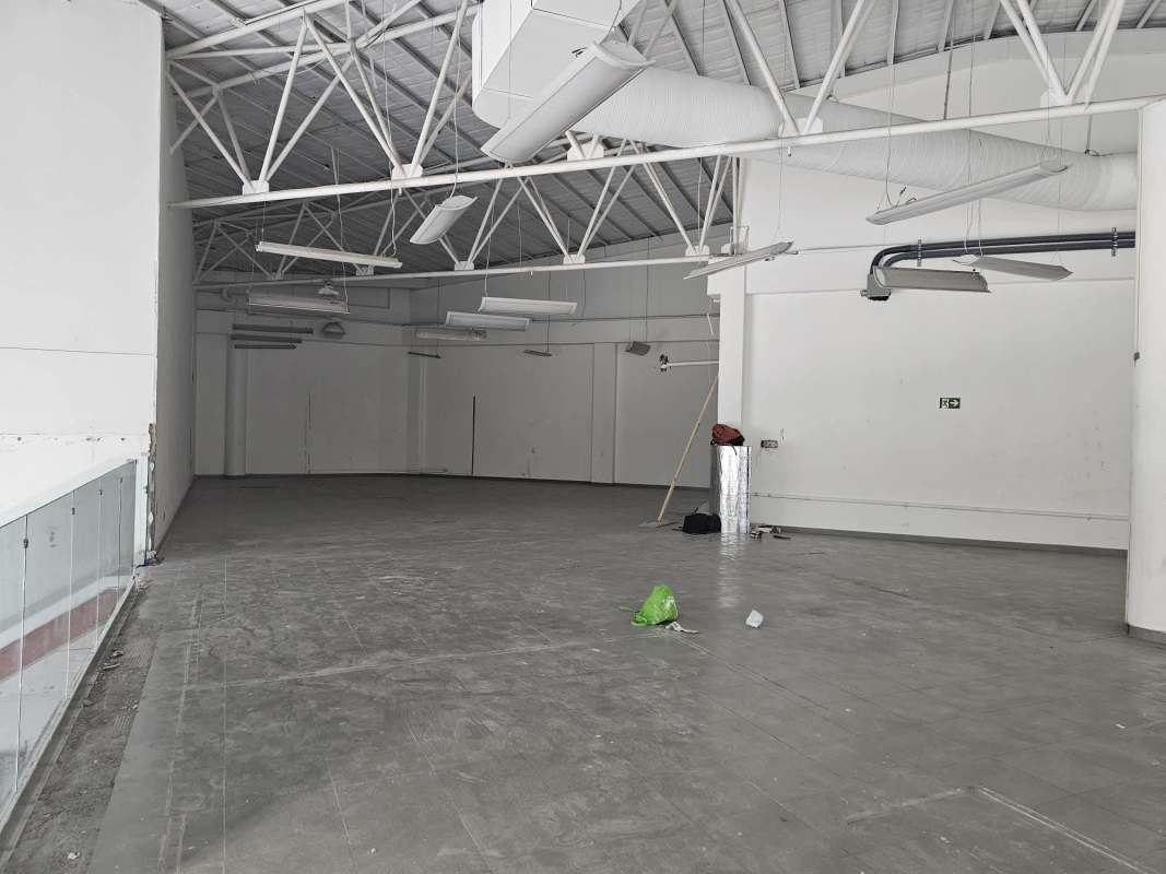 Open commercial leasing space with exposed ducts and ceiling on Calle 50 Panama City