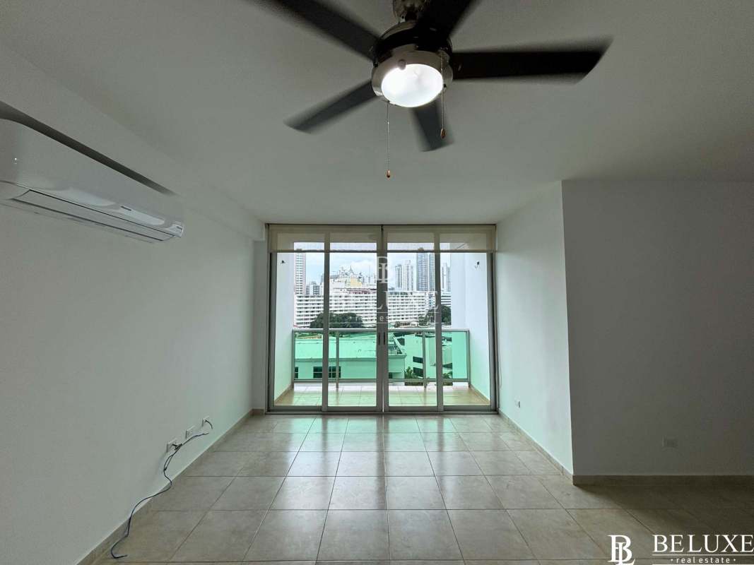 Balcony with skyline view overlooking Panama City in PH Seawaves Obarrio