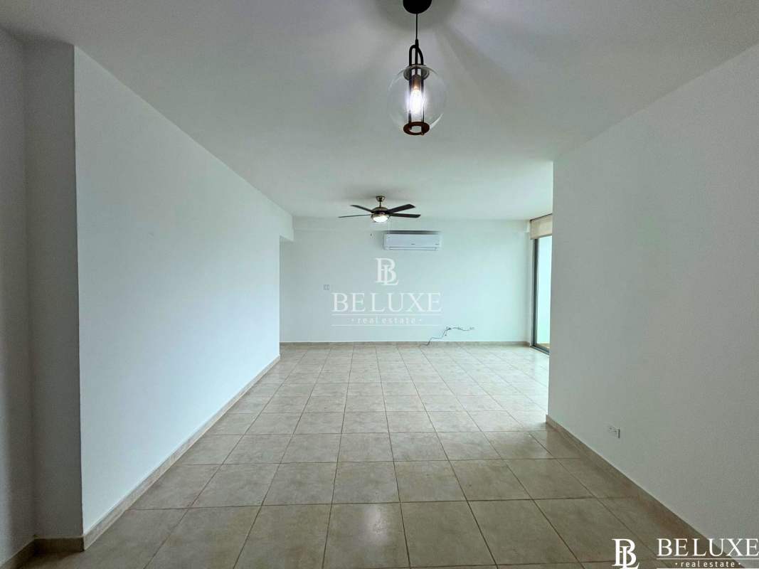 Bedroom with tile flooring, closet, city view and AC in PH Seawaves Obarrio Panama