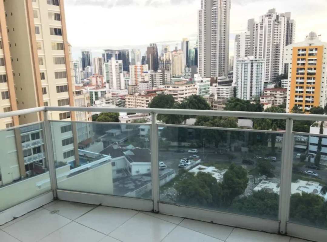 3BR Apartment with Pool, Gym & Balcony in El Cangrejo