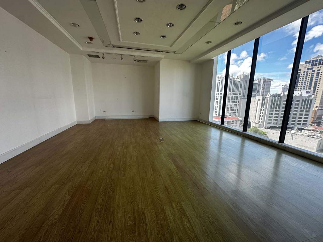 Spacious corporate workspace with floor-to-ceiling windows in Ocean Business Plaza Calle 50