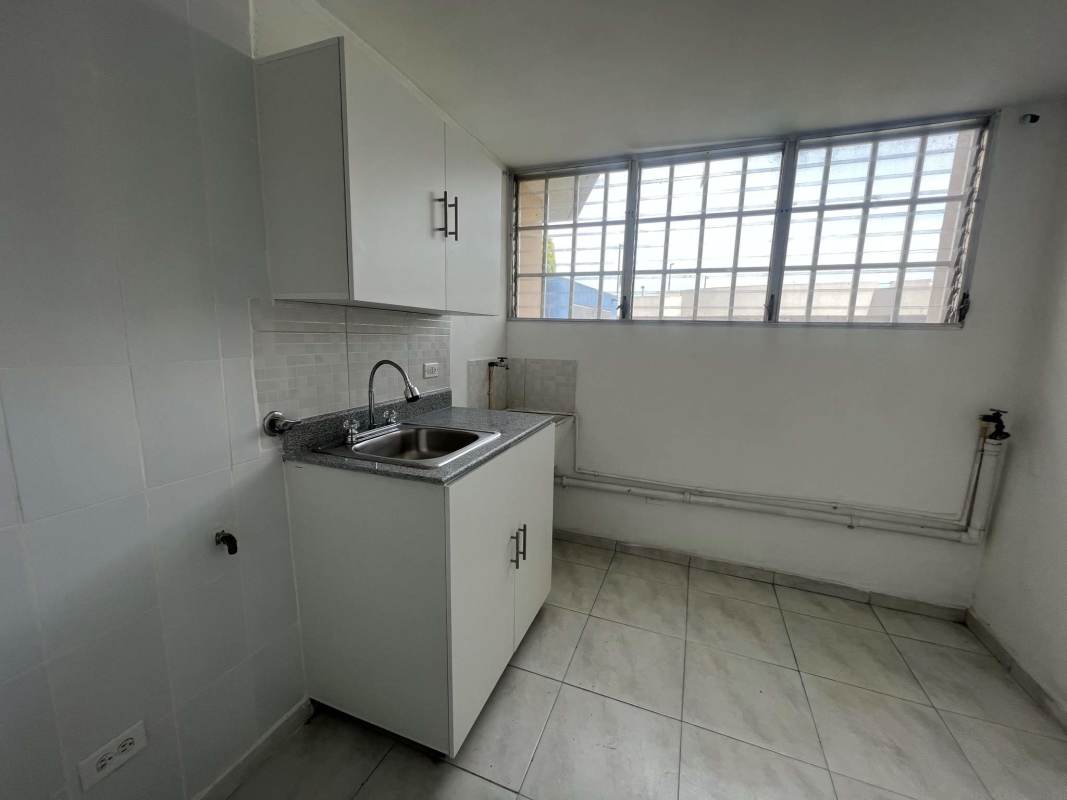 Bedroom with ceramic tile floor, window, built-in closet space in apartment Llano Bonito Juán Díaz Panama