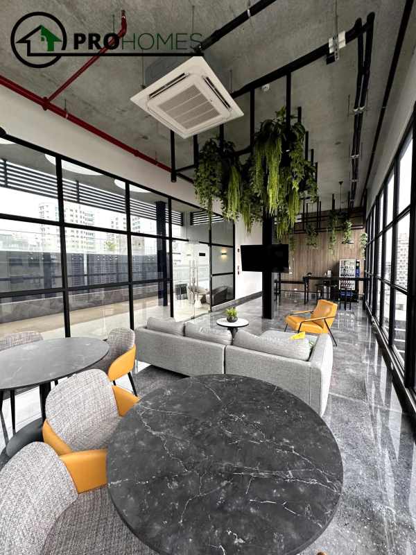 Infinity rooftop pool with panoramic ocean and city views in PH Living73 San Francisco Panama