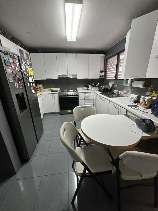 Outdoor swimming pool and tennis court at PH Country Park San Francisco Panama