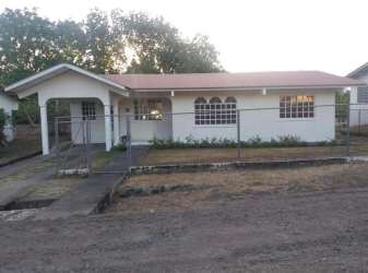 Front porch and fenced yard of single-family house for rent in Santiago Veraguas Panama
