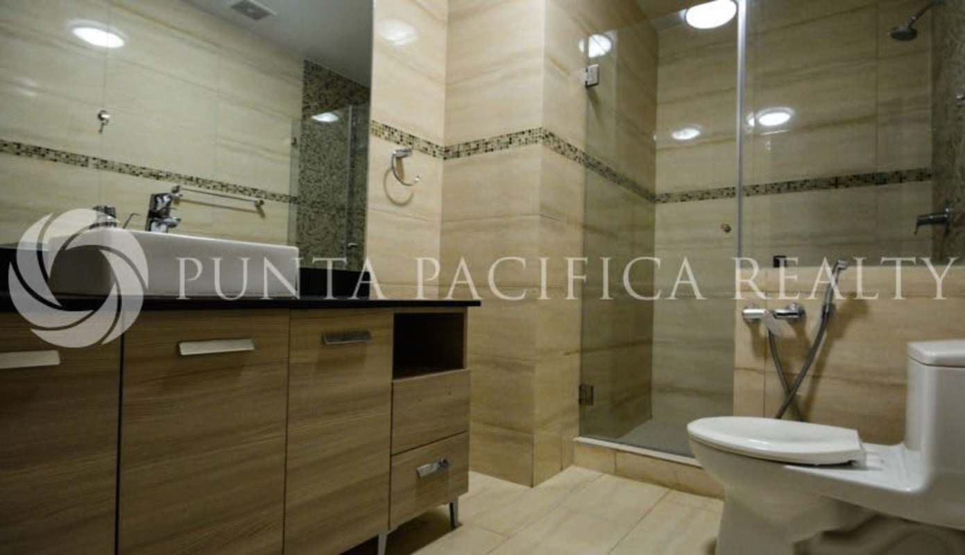 Kitchen with stainless steel appliances, granite countertops, gas cooktop Grand Tower Panama