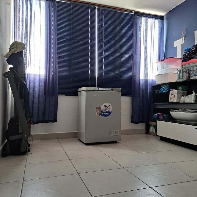 Bedroom with window, tiled floor, ceiling fan PH Central Park Panama