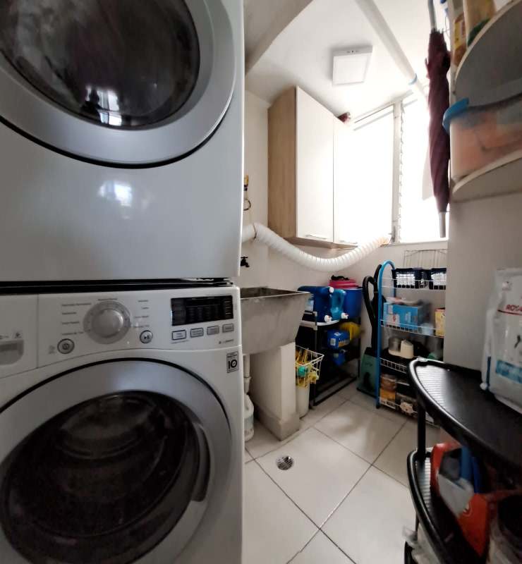Bathroom with pedestal sink, shower enclosure, modern design PH Central Park Panama