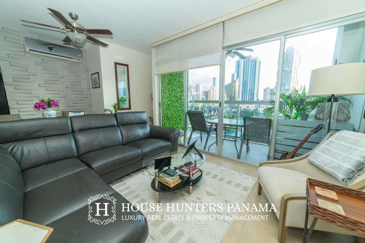 Contemporary bathroom with walk-in shower and porcelain finishes in PH The One San Francisco Panama