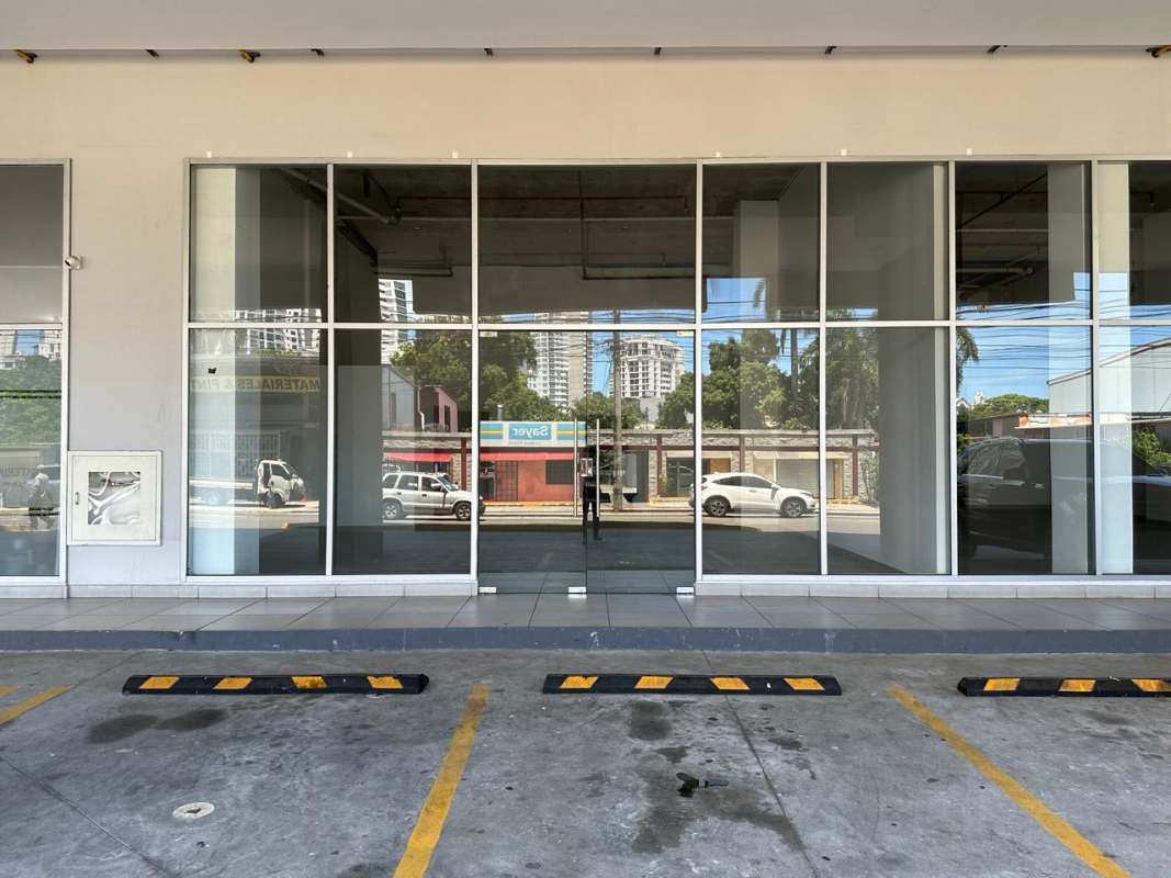 Parking spaces in front of ground floor retail unit PH Época Panama City