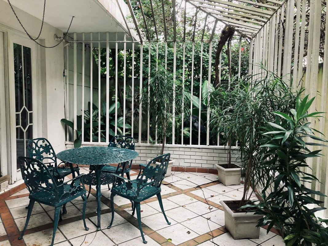 Small eclectic bathroom with blue tile walls, vessel sink and blue toilet Marbella Panama