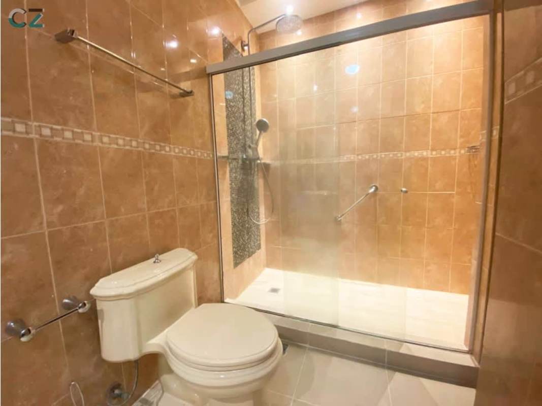 Luxurious dining area with marble floors and chandelier PH Sunrise Obarrio Panama