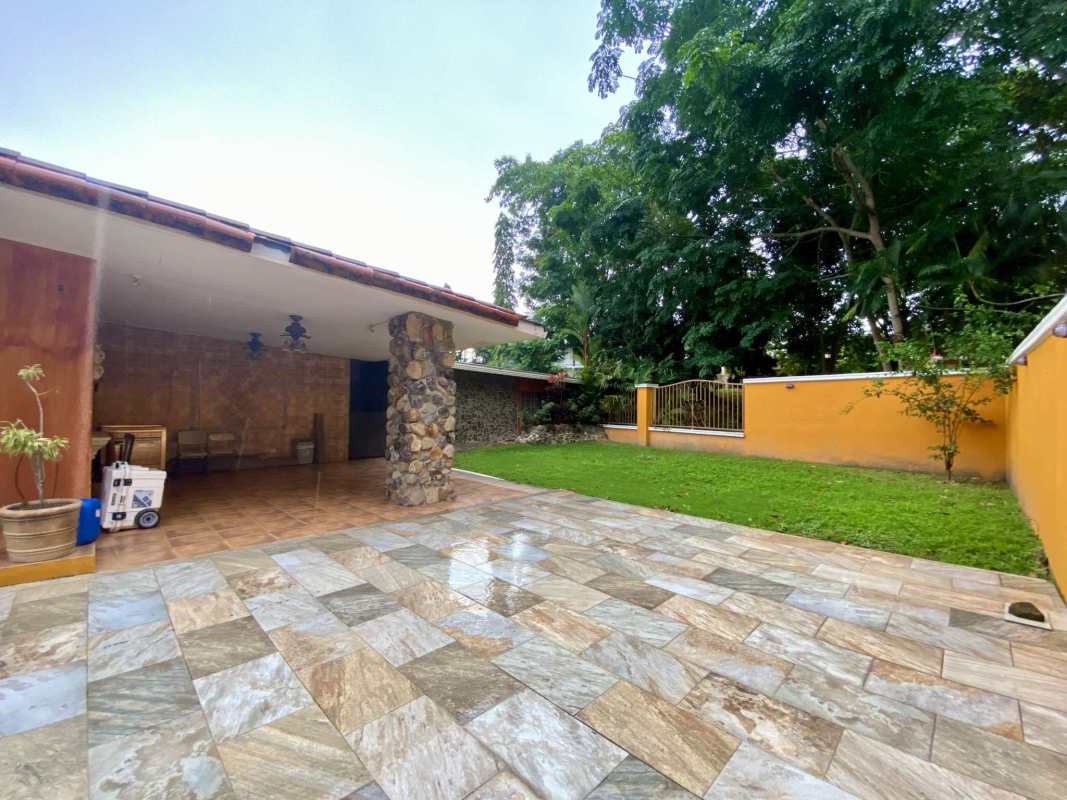 Outdoor tiled patio, mature garden, Diablo Heights residential duplex Panama