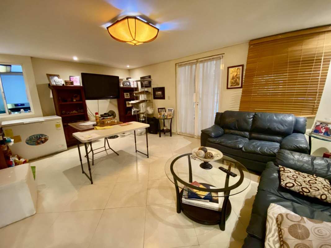Casual living room, leather sofas, flat-screen TV, Diablo Heights duplex Panama