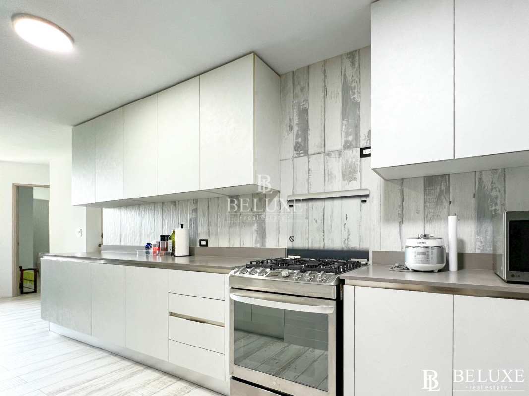 Spacious dining and living area with large windows in PH Oceania Plaza Edison Panama