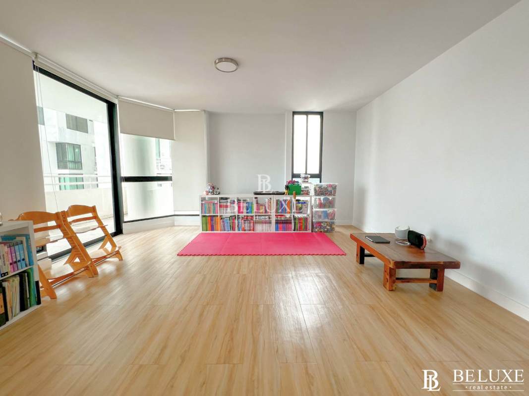 Outdoor swimming pool with sun deck lounge area, PH Oceania Plaza Edison Panama City