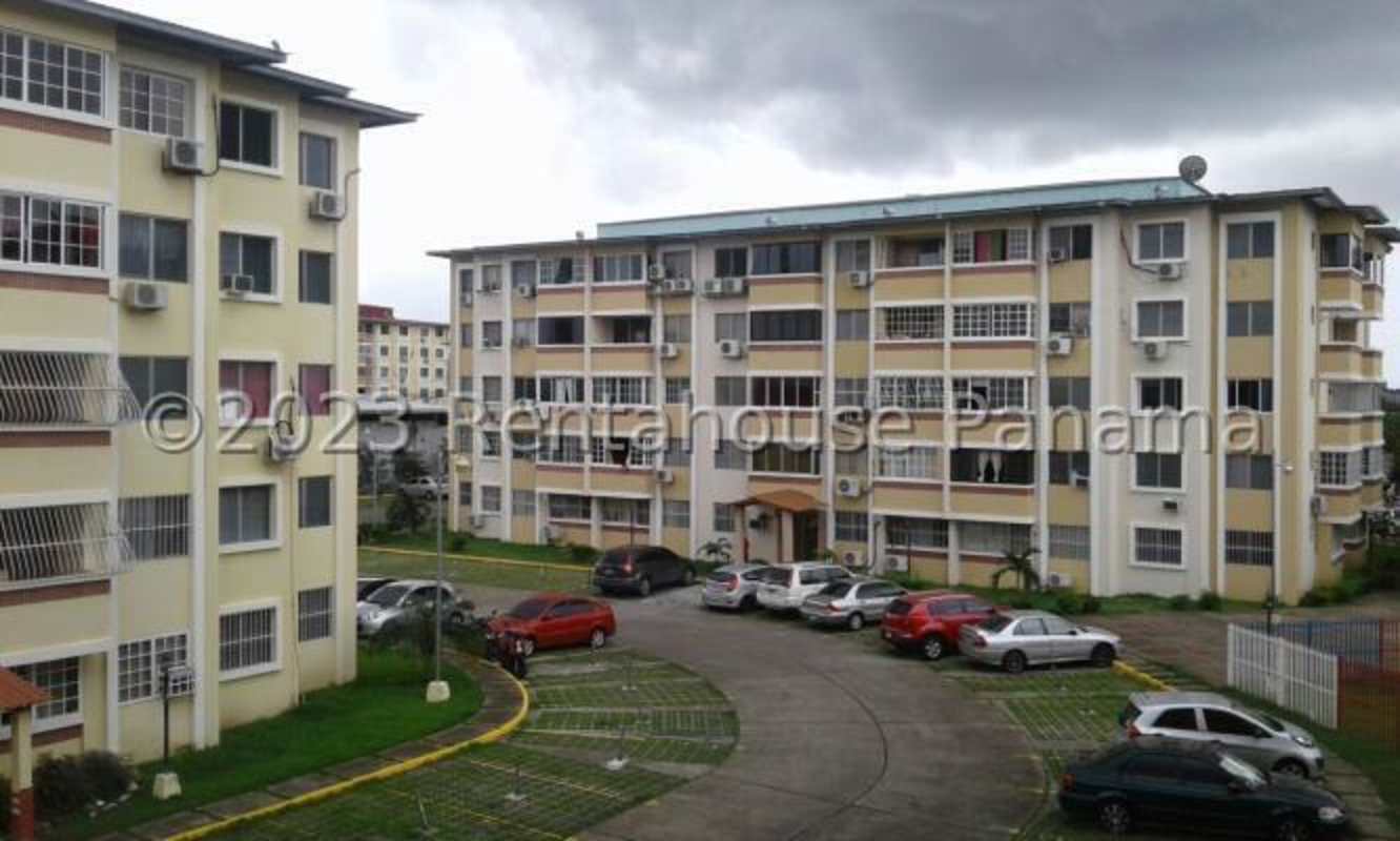 Fenced basketball court at PH Campo Limberg with apartment buildings around Panama City